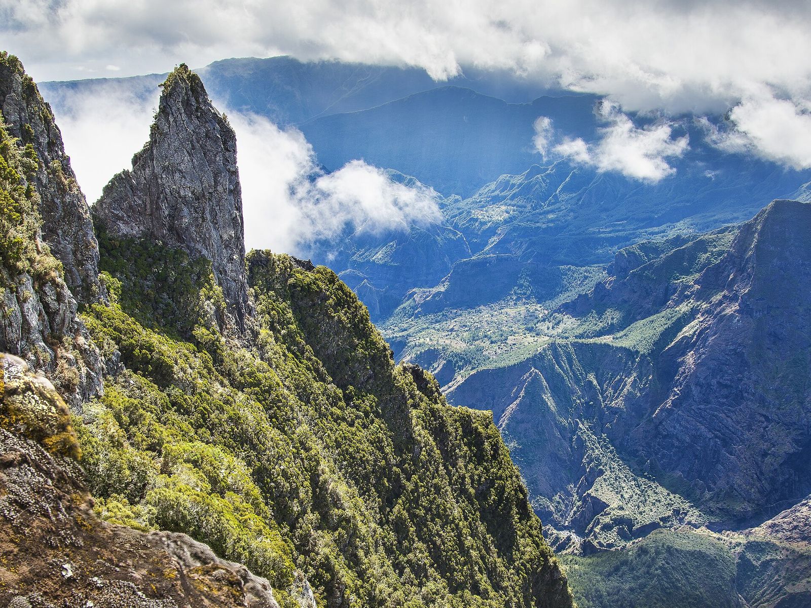 Vue depuis le Maïdo sur les pitons et remparts du cirque de Mafate